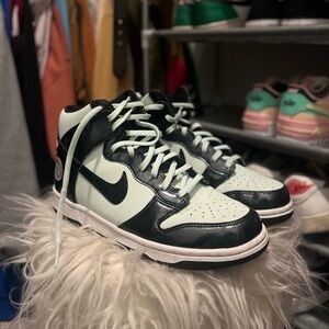 High top Nike Dunk (All-Stars) Mint Green/Black
Size 7Y
Women’s : 8.5